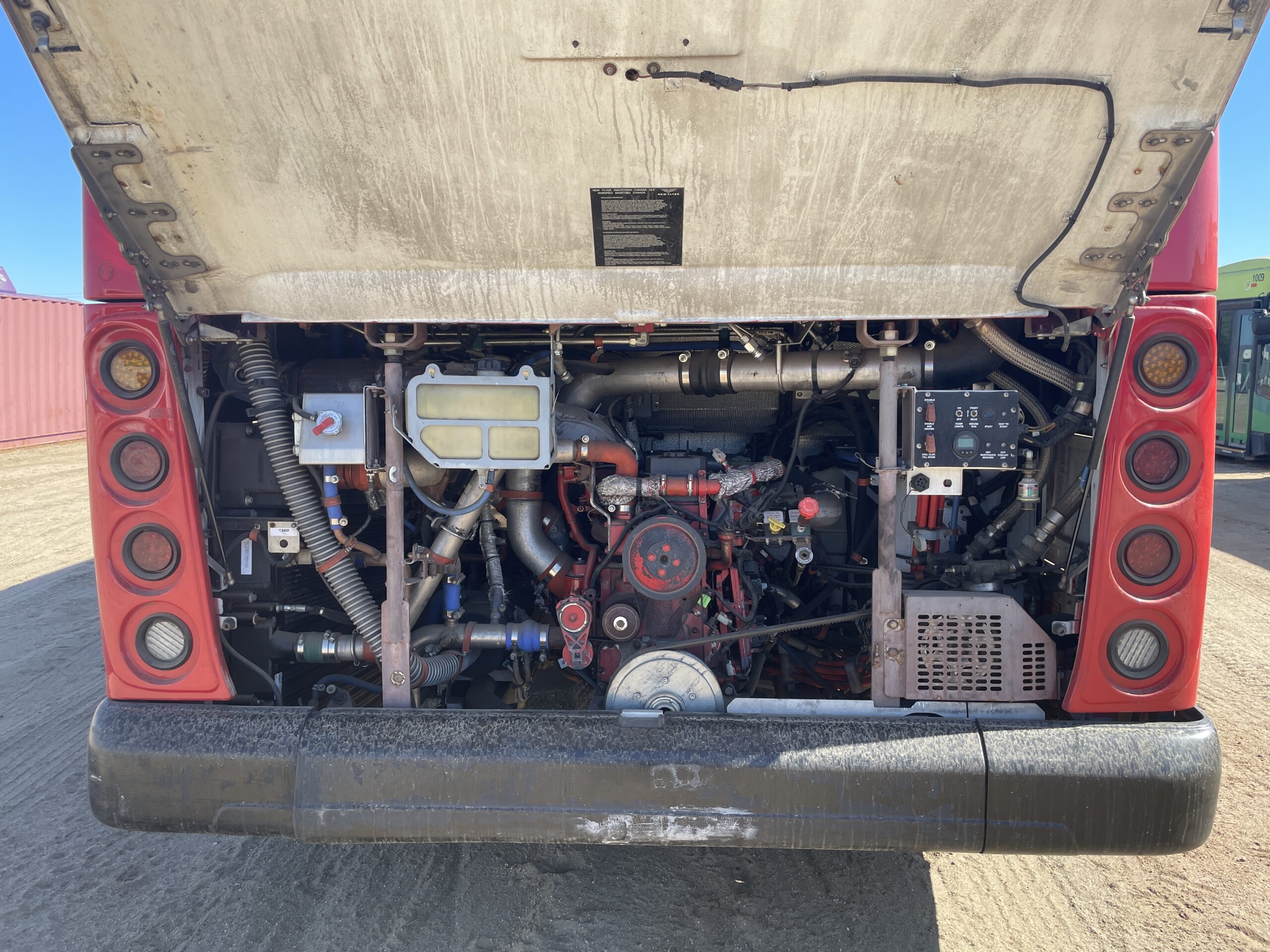 40FT 2015 New Flyer XDE40 - Image 2
